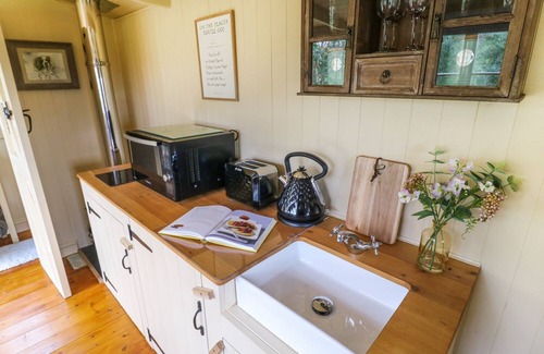 Stanbury Cottage | MOOR SKIES, pet friendly, with open fire in Oxenhope