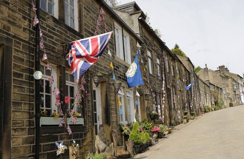 Stanbury Cottage | MOOR SKIES, pet friendly, with open fire in Oxenhope
