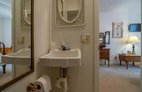 Marlinton Hotel | Moore House Inn & Cabins