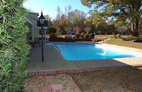 Auburn - Opelika House | Moores Mill Lodge, with pool and 8 acres, sleeps 11