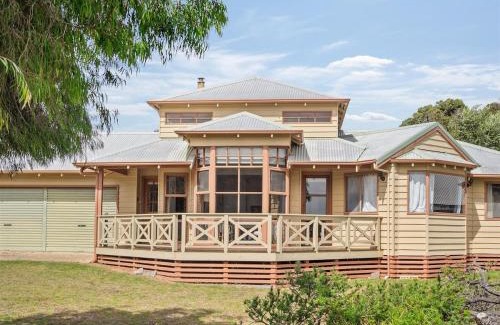 Augusta House | Mooring B on the shoreline