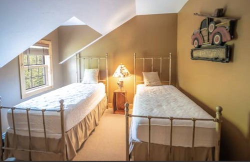 West Dover Cabin | Moose Head Lodge Located 5 Minutes from Mount Snow!