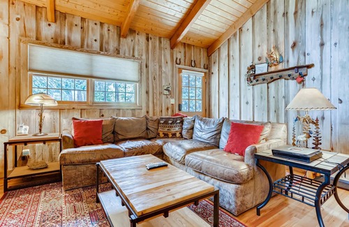Weisshorn House | Moose Hut Cabin - Dog Friendly & Shared Hot Tub!