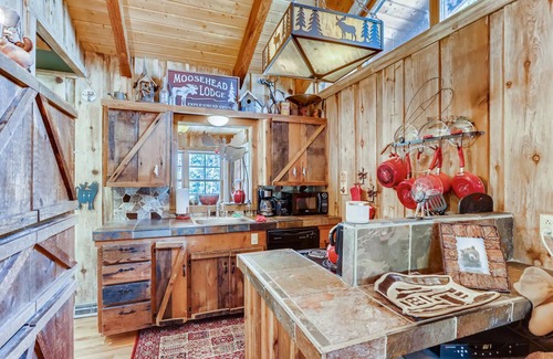 Weisshorn House | Moose Hut Cabin - Dog Friendly & Shared Hot Tub!