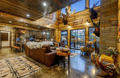 Broken Bow Cabin | Moose Mansion, EV Outlet, swing set, hot tub