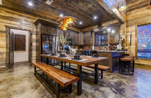 Broken Bow Cabin | Moose Mansion, EV Outlet, swing set, hot tub