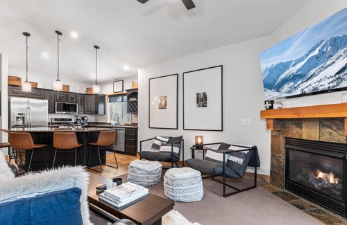 Bear Hollow Village Condo | Moose Mgmt at Bear Hollow 3401 Free Shuttle-Top Floor-Pool-Hot Tub-Dogs Welcome