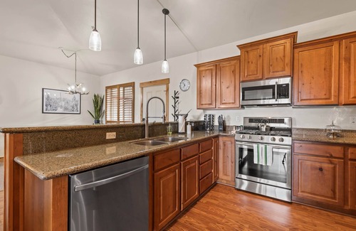 Bear Hollow Village Condo | Moose Mgmt at Bear Hollow 1313: Two King Bed-Fast WiFi-Free BusRoute-DogFriendly