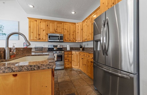 Bear Hollow Village House | Moose Mgmt at Bear Hollow 5519: King bed-Reliable WiFi-AC-Pvt Hot Tub-Parking