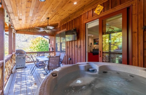 Banner Elk Cabin | Moose's River Crossing - Eagles Nest River Club, gated, hot tub
