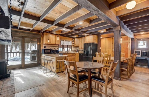 Woodland Park Cabin | Moose Tracks Cabin! Holiday Home w Hot Tub,BBQ