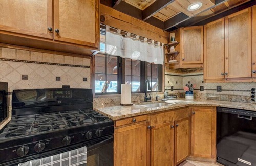 Woodland Park Cabin | Moose Tracks Cabin! Holiday Home w Hot Tub,BBQ