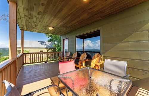 Bryant Cabin | Moose Tracks Cabin – Hot Tub & Bluff Views