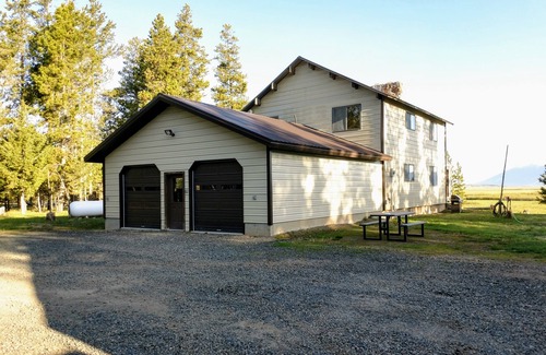 Island Park House | Moose View Lodge 3 bedroom 3 bath cabin with mountain view's and hot tub.