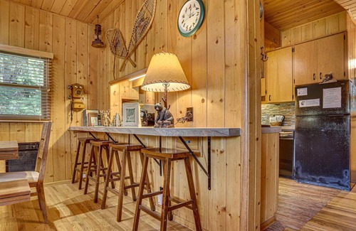 Government Camp Cabin | Moosewood Cabin, a Dog-Friendly Family Cabin in Govt. Camp, Hot Tub, Deck, BBQ