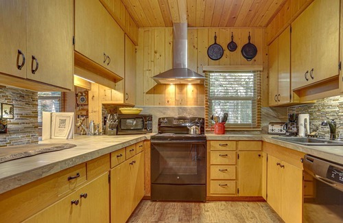 Government Camp Cabin | Moosewood Cabin, a Dog-Friendly Family Cabin in Govt. Camp, Hot Tub, Deck, BBQ
