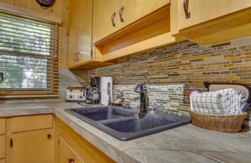 Government Camp Cabin | Moosewood Cabin, a Dog-Friendly Family Cabin in Govt. Camp, Hot Tub, Deck, BBQ