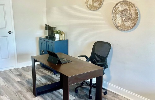 Carver City - Lincoln Gardens House | Morden 3BR Walk to Shops, Eats, Near Airport & DT