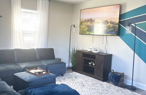 Carver City - Lincoln Gardens House | Morden 3BR Walk to Shops, Eats, Near Airport & DT