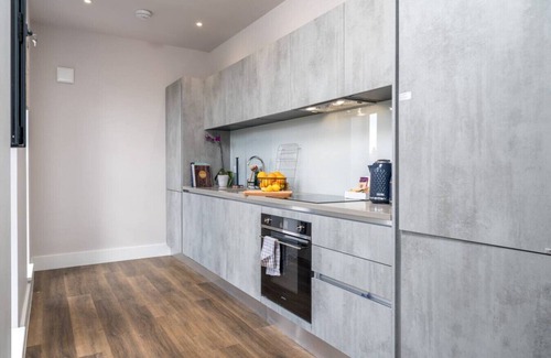 North Finchley Condo | Morden Apartment- FreeParking, Private Balcony.
