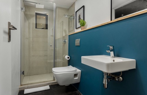 Schotsche Kloof Apartment | Morden Apartment at the Peak of Bo-Kaap - Pool