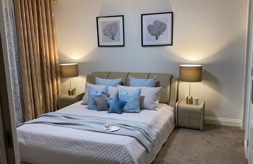 Oakleigh House | Morden & Luxury - Minutes to Shops & Train