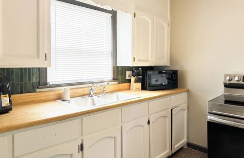 Gallatin House | More Space than Hotel - King Bed/Bunk Bed/Laundry - 29mi to Nashville