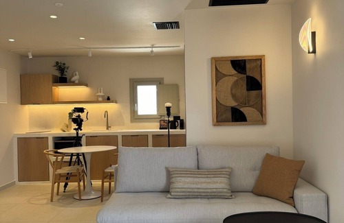 Firostefani Apartment | Morfes - Romantic Suite with Hot tub and Sea View by Caldera Houses
