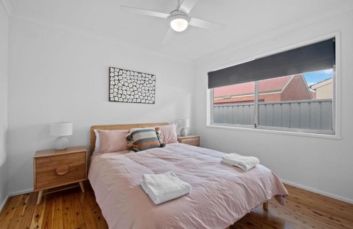 Wagga Wagga House | Morgan Abode - Walk to CBD, Modern Escape