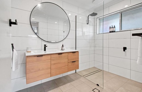 Wagga Wagga House | Morgan Abode - Walk to CBD, Modern Escape