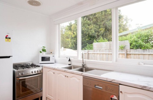 Cowes House | Morgans | Walk 2 Beach, Shops & Parks. Pets OK