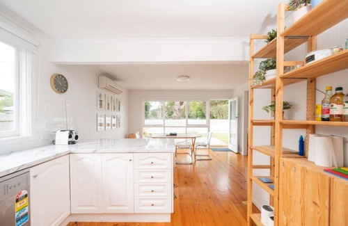 Cowes House | Morgans | Walk 2 Beach, Shops & Parks. Pets OK