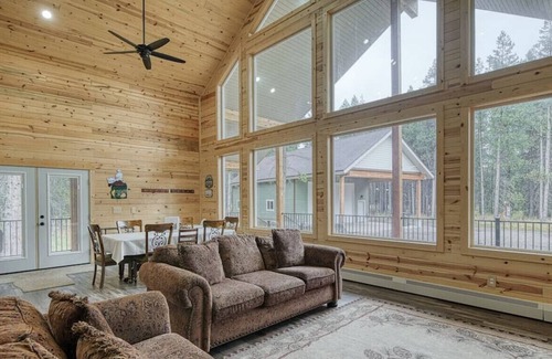 Island Park Cabin | Morning Dew Cabin | Sleeps 15 w/ a Hot Tub