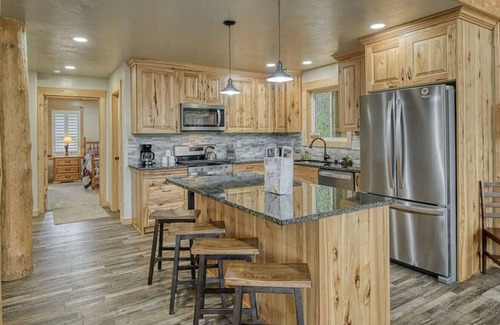 Island Park Cabin | Morning Dew Cabin | Sleeps 15 w/ a Hot Tub
