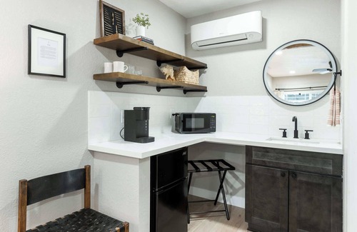 Three Rivers Hotel | Moro RM3 Sequoia Motel- AC, Pool, WiFi, 10min SNP