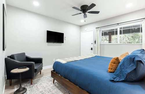Three Rivers Hotel | Moro RM3 Sequoia Motel- AC, Pool, WiFi, 10min SNP
