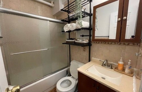 Queens House | Moroccan Lover's Oasis: 2BR/2BA Great for Large Groups and Families