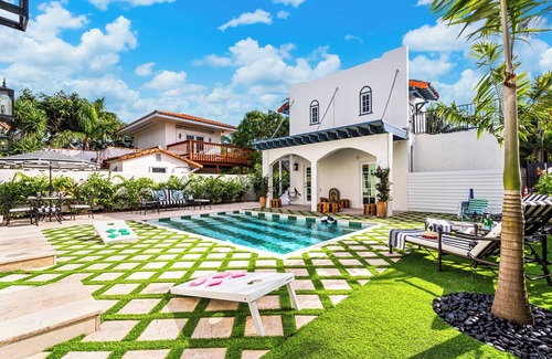Old Northwood House | Moroccan Opulence | 5 Minutes to Downtown & Beach