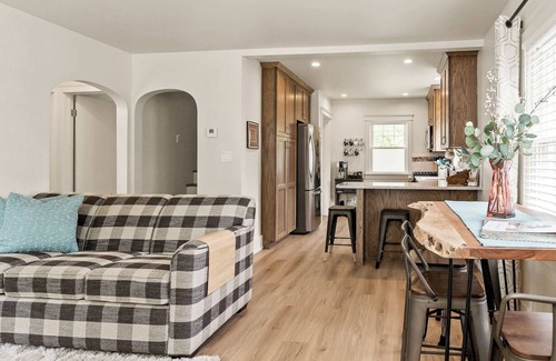 Lakeside House | Morton 2 - Fall means Apples and Leaves, Book your stay here Explore Muskegon