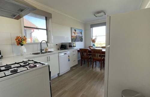 Morwell House | Morwell Pet friendly 3 BRMS Rental home Free Parking Wifi