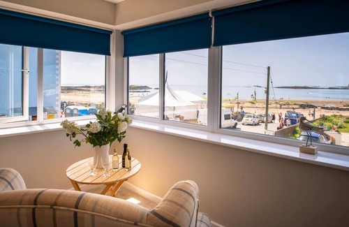 Rhosneigr House | Morwennol : Spacious 5‑Bed Pet-Friendly Home 50m from Rhosneigr Beach | Managed by Anglesey Holiday