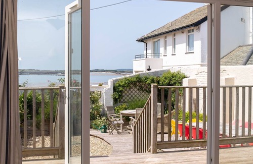 Rhosneigr House | Morwennol : Spacious 5‑Bed Pet-Friendly Home 50m from Rhosneigr Beach | Managed by Anglesey Holiday
