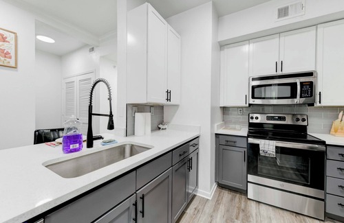 Financial District Apartment | Mosaic 2Br/2Ba Apt in DTAT