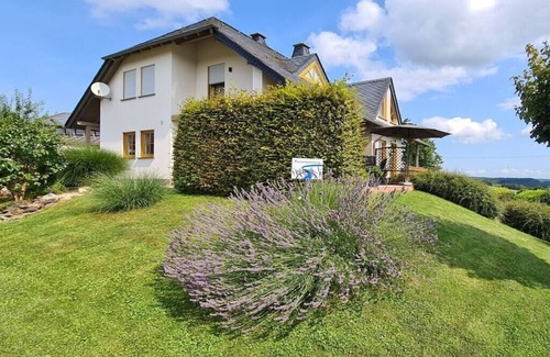 Monzelfeld House | "Moseltor" Comfortable holiday residence