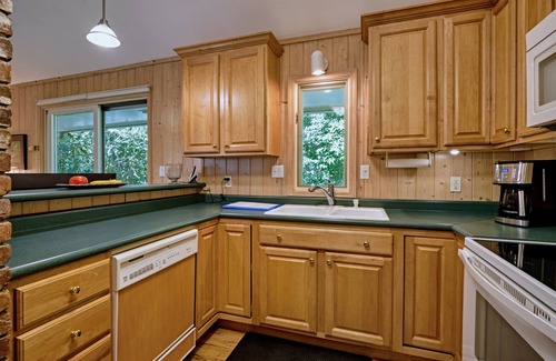 Cashiers Cottage | Moss Cottage - a 3 bedroom, 3 bathroom High Hampton property with mountain views