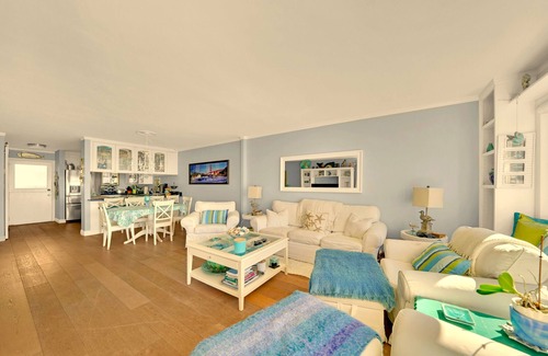 Laguna Beach Condo | Moss Street Vistas - Ocean Views! Walk to Beach! Shopping & Restaurants!