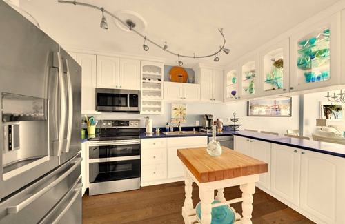 Laguna Beach Condo | Moss Street Vistas - Ocean Views! Walk to Beach! Shopping & Restaurants!
