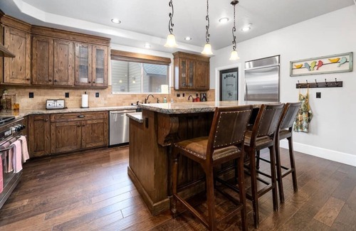 North Estates House | 🐻 Most Luxe Estate in BigBear! 🏔️ 6k ft, 6b7br, sleep10🏰