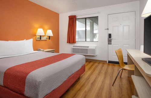 Buena Park Hotel | Motel 6 Buena Park, CA - Knotts Berry Farm - Disneyland