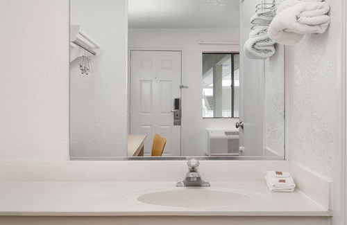 Buena Park Hotel | Motel 6 Buena Park, CA - Knotts Berry Farm - Disneyland